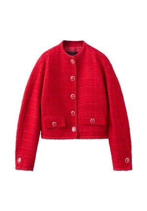 Chaqueta de lana texturizada roja con mangas largas, cuello redondo, botones en la parte delantera y dos bolsillos frontales con solapas y botones.