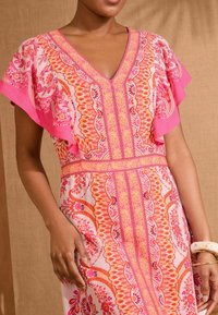 Love & Roses PETITE FIT - WOODBLOCK PRINTED V-NECK FLUTTER SLEEVE - Maxi šaty - ivory