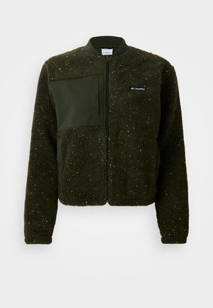 Grønn fleecejakke med glidelås foran, ribbestrikket krage og teksturert finish. Jakken har et flatt stoffmerke og logo på brystet.