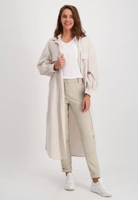 JE M'APPELLE HAZEL - Blousejurk - beige