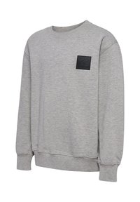 Lysegrå crewneck sweatshirt med lange ærmer og et lille sort rektangulært patch-logo på øverste venstre bryst.