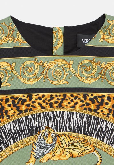 Πράσινο ύφασμα με σχέδιο που περιλαμβάνει εικονογράφηση τίγρης και ζωικά μοτίβα, με χρυσές μπαρόκ λεπτομέρειες και μαύρο ντεκολτέ.