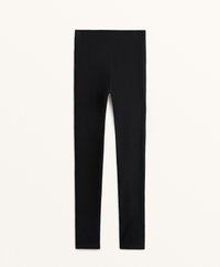 Črne legging hlače iz raztegljivega materiala, z širokim, visokim pasom in gladko, elegantno teksturo. Brez vidnih vzorcev ali poudarkov.