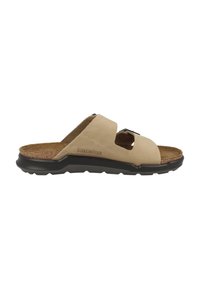 Infradito Birkenstock beige con due cinturini regolabili, soletta in sughero e suola nera testurizzata, mostrati in profilo laterale su sfondo bianco.