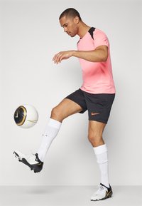 Nike Performance STRIKE TOP - Spordi T-särk - sunset pulse/black