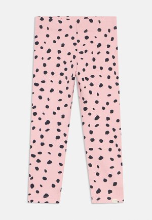 Ružové rebrované legíny s elastickým pásom, pokryté rozptýlenými nepravidelnými čiernymi škvrnami.