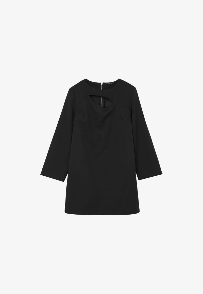 Schwarzes Kleid mit Dreiviertelärmeln, Rundhalsausschnitt und einer Aussparung auf der Brust. Glatte Textur und schlichtes Design ohne Muster.