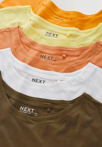 Öt félujjú póló egymásra helyezve, a következő színekben: barna, fehér, narancssárga, sárga és világossárga. Pamut anyagból, sima textúrával.