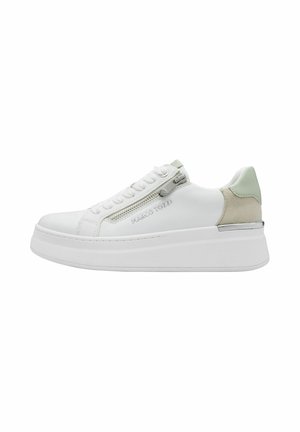 Baskets compensées blanches avec une extérieure en cuir lisse, une fermeture éclair décorative et des accents doux vert menthe et beige sur le talon.