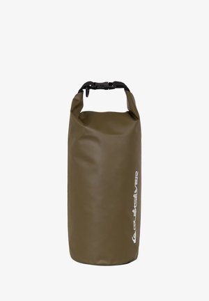 Wasserdichter olivgrün trockener Sack mit Rollverschluss und schwarzem Schnallenverschluss, das auf der Seite ein weißes Logo zur Identifikation zeigt.