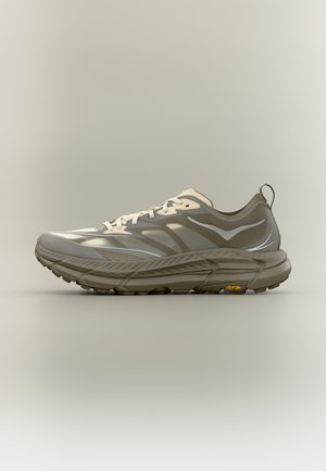 Bėgimo batelis pilkšvų atspalvių, baltais raišteliais, atspindinčiomis detalėmis, storu paminkštintu padu ir Vibram logotipu ant pado.