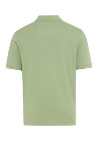 Kurzärmeliges, hellgrünes Poloshirt, von hinten mit klassischem Kragen und schlichtem Design vor weißem Hintergrund gezeigt.