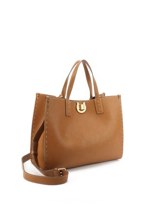 Bolso de cuero color tan con asas dobles, correa de hombro desmontable y cierre de tono dorado en la parte frontal, con detalles de costuras blancas.