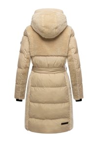 Beige gewatteerde jas met een faux fur bovenlaag op de rug en capuchon. Kenmerkt zich door een riemdetail, elastische manchetten en een gladde textuur.