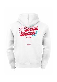 Weißer Kapuzenpullover mit einem roten "Social Beach Club"-Logo, Sonnenmotiv und blauer Wellengrafik auf dem Rücken. Verfügt �über eine Kängurutasche und eine Schnürkapuze.