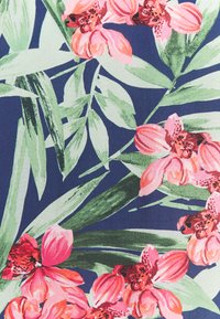 Floraler Stoff mit rosa Orchideen und grünen Blättern auf einem tiefen Marineblau-Hintergrund; weiche Textur mit einem lebhaften Muster.