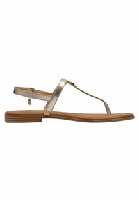 Sandale plate metalice aurii cu un design cu T-strap, curea de gleznă ajustabilă și o talpă de culoare maro deschis. Prezintă accente hardware minime.