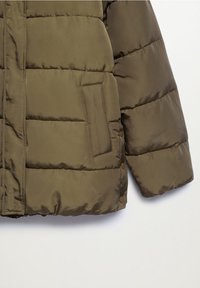 Olive zielona pikowana kurtka puchowa z rękawami i dolną częścią przodu, z kieszeniami bocznymi i zatrzaskami.