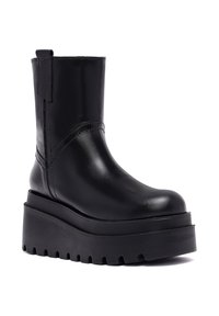 Czarne skórzane botki za kostkę o połyskującej powierzchni, z podwyższoną podeszwą i wyraźnym bieżnikiem. Posiadają minimalne przeszycia oraz boczną pętelkę do zakupu.