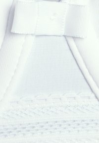 Witte stof met een gestructureerde strik, geribbelde gebreide achtergrond en fijne kanten afwerking in een gelaagd driehoekig ontwerp.