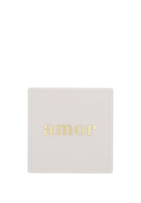 Contenedor cuadrado de crema con letras en foil dorado que dicen "amor". Superficie lisa, sin patrones adicionales ni hardware visible.