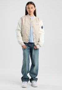 America Today Välikausitakki - off-white