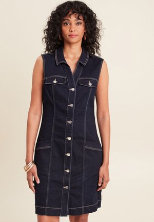 Robe midi sans manches en denim foncé avec un devant à boutons, deux poches poitrine et une couture blanche contrastante. Texture lisse, design ajusté.