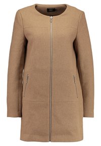 Hnědý přizpůsobený kabát s kulatým výstřihem, předním zipovým uzávěrem, bočními kapsami a texturovanou látkou, která poskytuje strukturovaný siluetu.