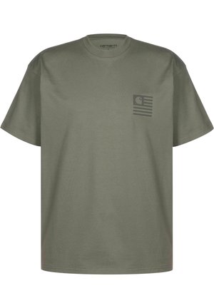 Kortærmet Carhartt t-shirt i olivengrøn med lille mørkt logo på venstre bryst, rund hals og løs pasform.