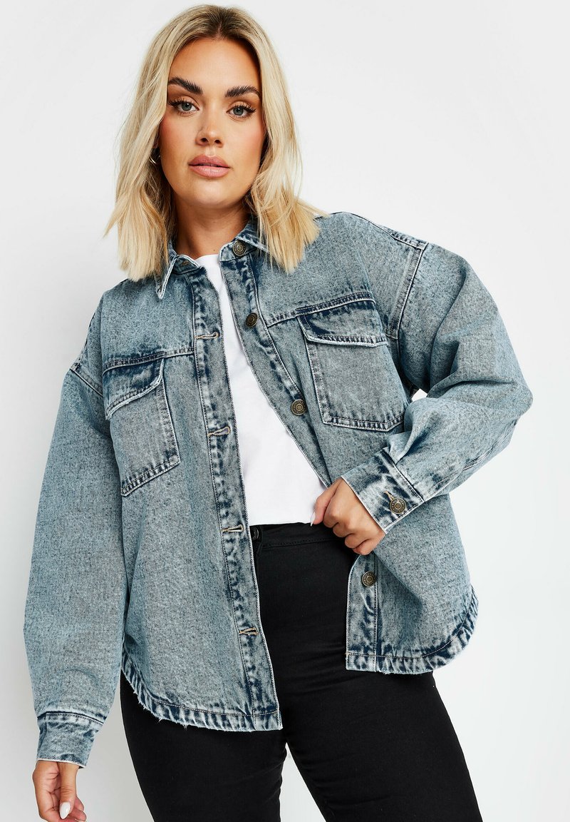 Jeansskjorta i ljusblått med två framfickor, knappstängning och rundad fåll. Texturerad tyg med en blekt finish.