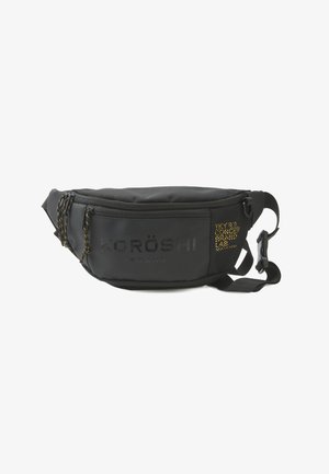 Sac banane noir en tissu lisse avec des accents en maille, équipé d'un compartiment zippé, d'un détail en chaîne et d'un logo imprimé. Sangle ajustable.