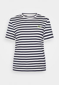 Marinblå och vit horisontellt randig kortärmad skjorta med rund halsringning och grön krokodil-logotyp på vänster bröst.