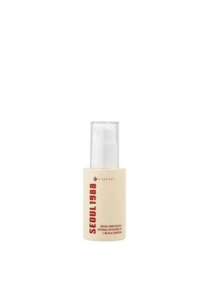 Flacone di siero Seoul 1988 con erogatore a pompa etichettato liposoma di retinolo 2% e ginseng nero, confezione color crema con testo rosso.