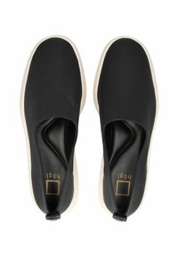 Schwarze Slipperschuhe mit strukturiertem Obermaterial, cremefarbener Laufsohle, runder Form und minimalistischem Design. Mit einer Schlaufe an der Ferse für ein einfaches An- und Ausziehen.