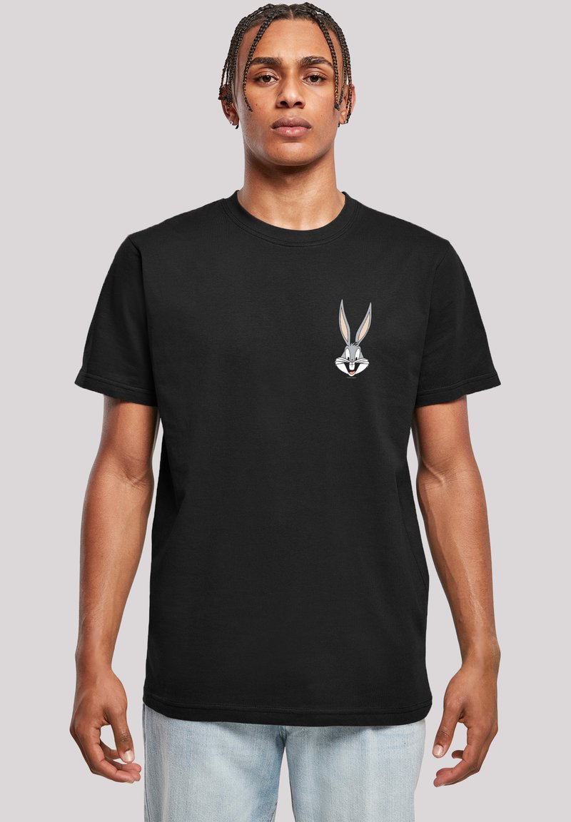 Černé bavlněné tričko s kulatým výstřihem; na hrudi se nachází bílý grafický obrázek Bugs Bunny. Krátké rukávy, standardní střih.