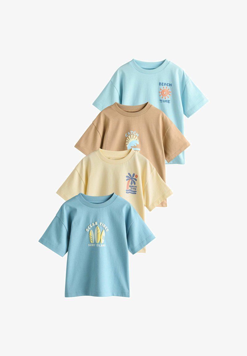 Vier kurzärmelige T-Shirts in Blau, Beige, Creme und Hellblau mit strandbezogenen Motiven und Texten wie "BEACH TIME" und "OCEAN VIBES".