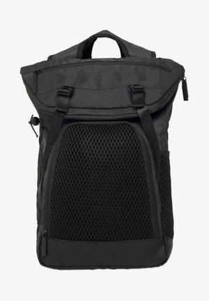 Zwarte rugzak met een roll-top sluiting, gaas voorpaneel, verstelbare schouderbanden en meerdere ritssluitingen. Textuurstof en duurzaam ontwerp.