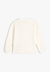 Sudadera de manga larga y cuello redondo en color crema. Tejido suave, puños y dobladillo acanalados, diseño de hombros sin costuras, textura suave, sin gráficos visibles.