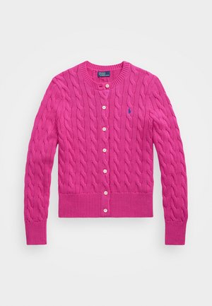 Ρόζ κασμίρ καρδιγάν με στρογγυλή λαιμόκοψη, κουμπιά μπροστά και ριμπ μανσέτες. Διαθέτει μικρό κεντητό λογότυπο στη αριστερή πλευρά.