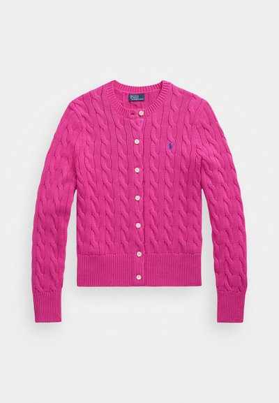 Rosa genser med kabelstrikk, rund hals, knappfeste foran og ribbestrikkede ermer. Har en liten brodert logo på venstre side.