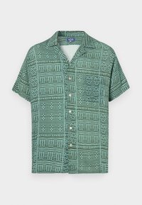 Camisa de manga curta verde com um padrão geométrico em verde mais escuro e aqua, com fechamento frontal por botões e um design de colarinho camp.