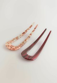 Deux barrettes : l'une en rose translucide avec des motifs marbrés, l'autre en bordeaux uni avec des rayures horizontales. Les deux sont pointues et élégantes.