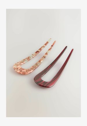 Dva sponky do vlasů: jedna průsvitně růžová s mramorovými vzory, druhá sytě bordó s vodorovnými pruhy. Obě jsou špičaté a elegantní.