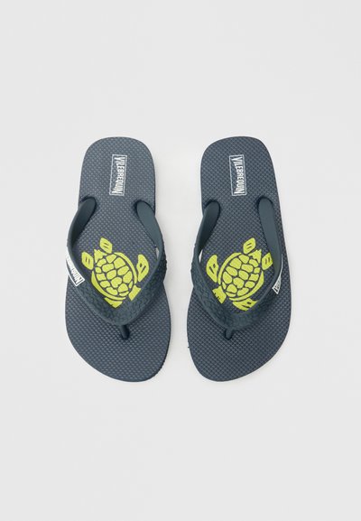 Modre japonke z teksturiranim podplatom. Na podplatu je zelena grafika želvice, črni paščki pa imajo logotip.