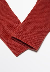 Rote gerippte Strickhandschuhe mit weicher Textur und verlängerter Form mit offenen Enden, geeignet für einen engen Sitz um die Handgelenke.
