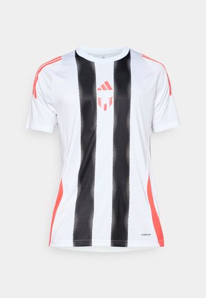 Tricou sportiv alb cu dungi verticale negre și accente roșii pe umeri. Include tehnologia AeroReady pentru gestionarea umezelii.