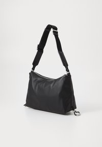 Borsa a spalla in pelle nera con texture liscia, chiusura con zip e tracolla regolabile, dotata di dettagli in metallo e design minimalista.