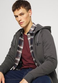 icebreaker MEN CREWE - Camisola de manga comprida - DARK BROWN