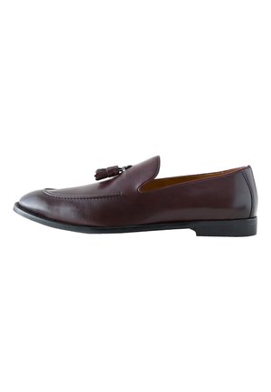 Brauner Herrenleder-Loafer mit Quasten-Detail, niedrigem schwarzen Absatz und genähter Umrandung entlang des oberen Randes.