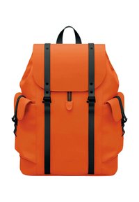 Orange ryggsäck med svarta remmar, slät textur, klaffstängning och sidofickor, med en minimalistisk design och logodetalj.
